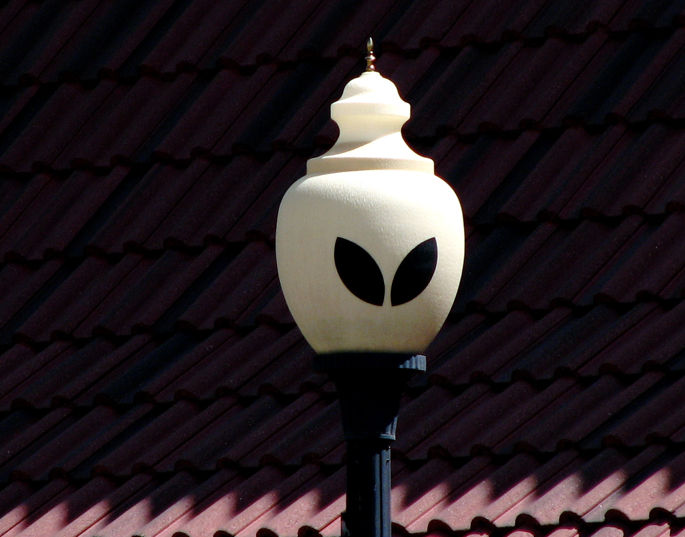 A streetlight shaped like a green alien head in downtown Roswell